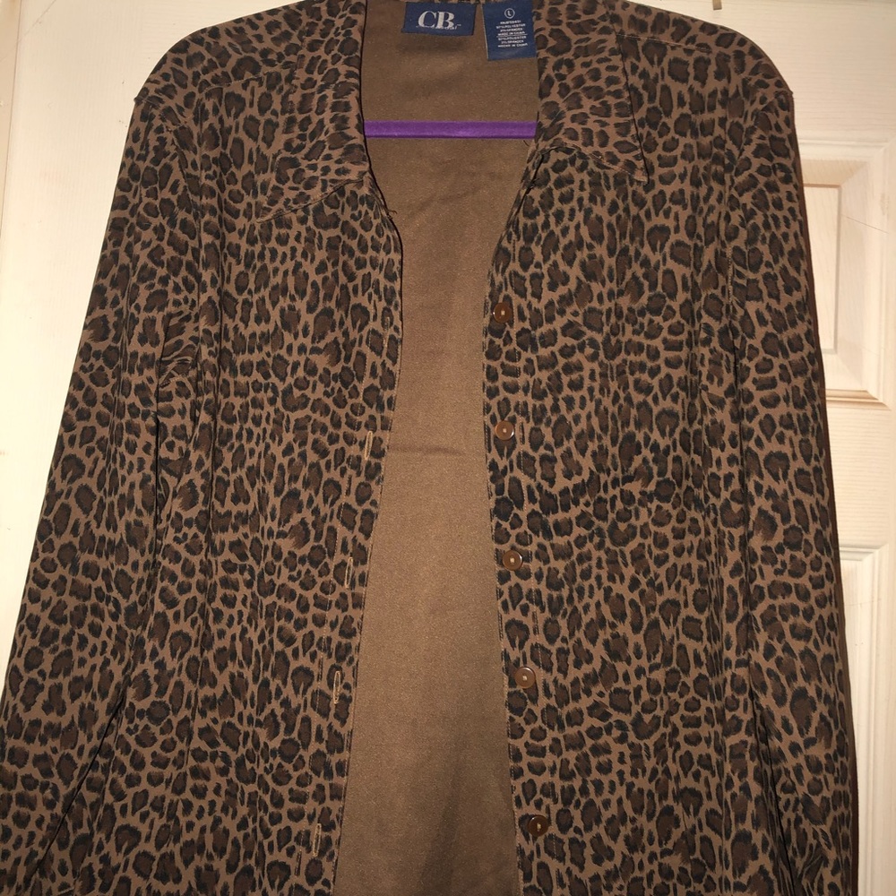 Ladies blouse/button down shirt in leopard print.